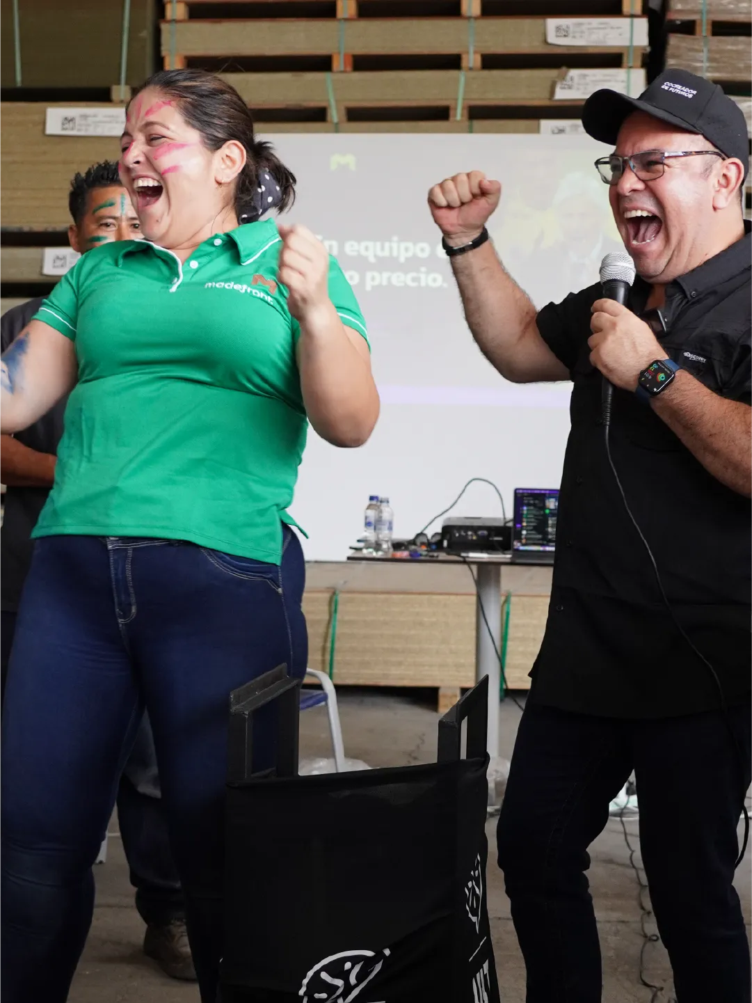 José Luis Ramírez y una participante celebran durante una experiencia