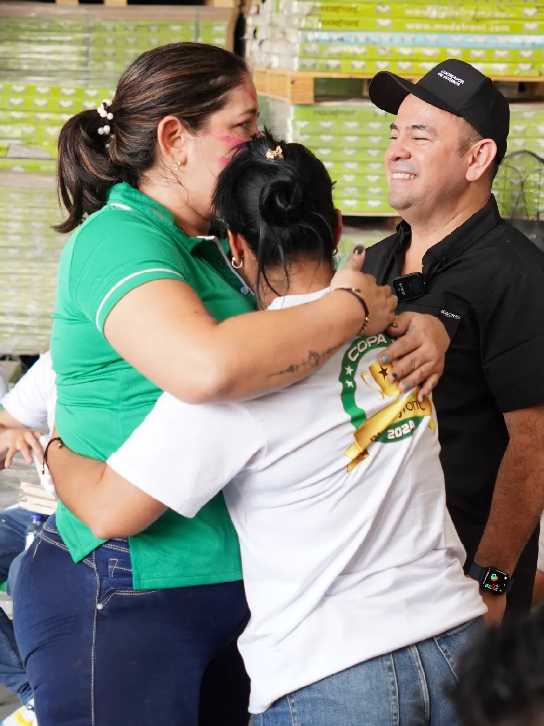 Abrazo de participantes con José Luis Ramírez
