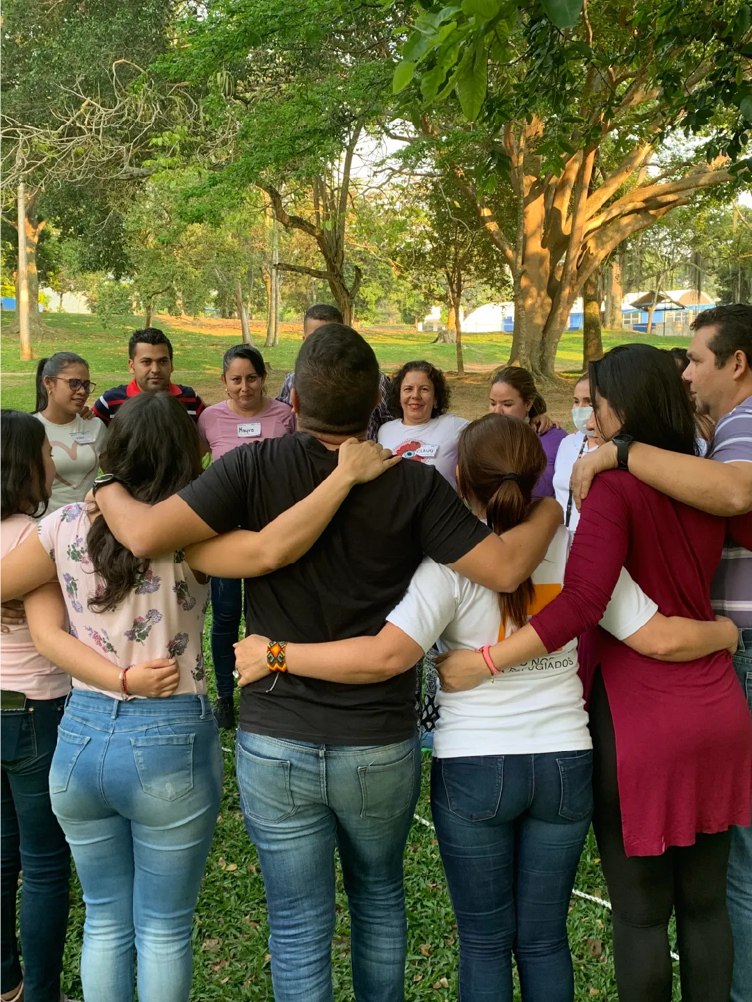 Participantes conectan en una actividad al aire libre