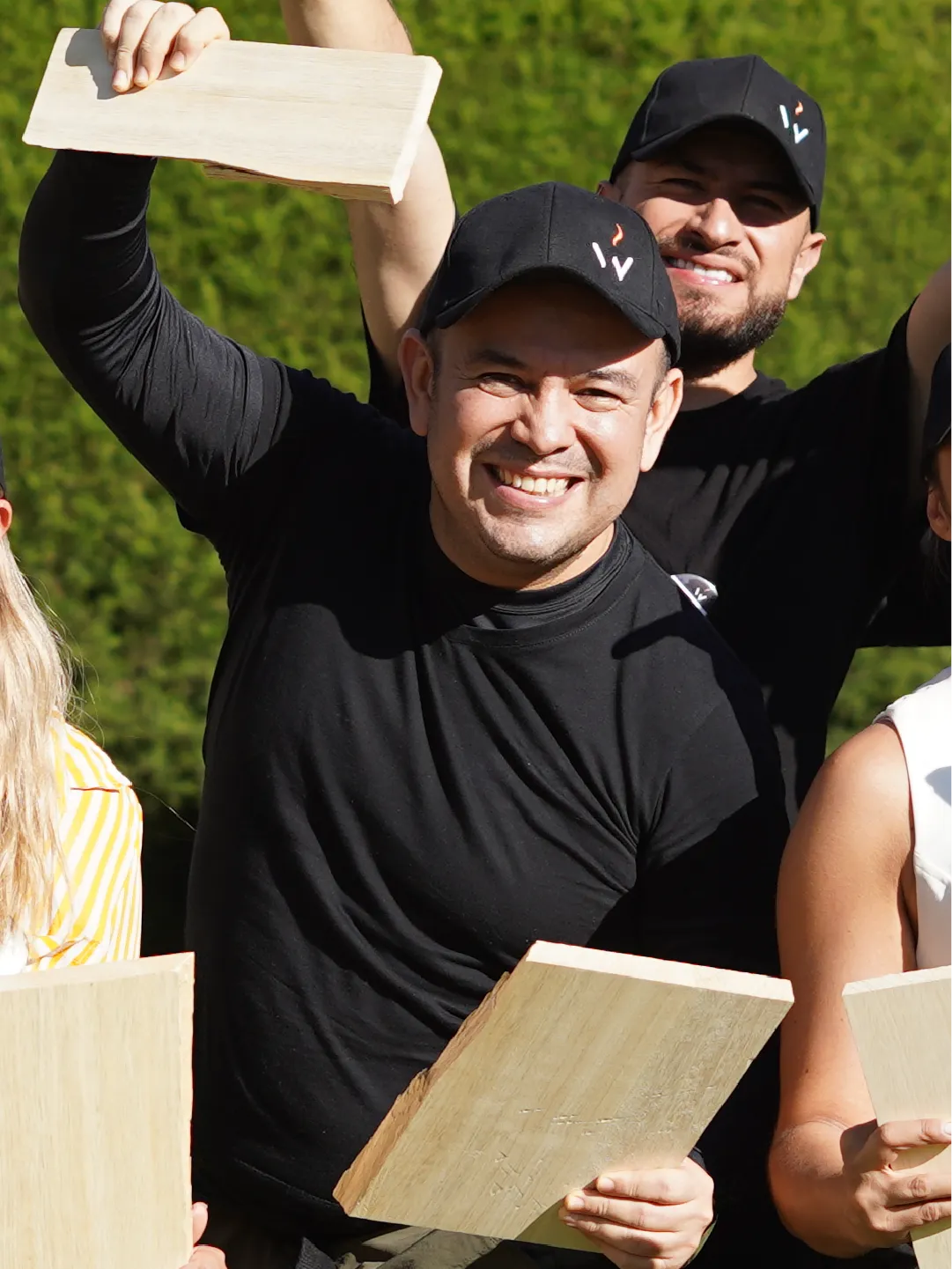 José Luis Ramírez con participantes y tablas después de una dinámica