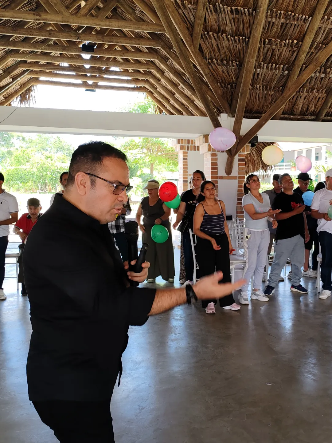José Luis Ramírez acompaña una actividad grupal con globos